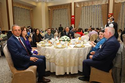 Millî Savunma Bakanı Hulusi Akar ve Beraberindeki TSK Komuta Kademesi Şehit Aileleri ve Gazilerle İftarda Bir Araya Geldi