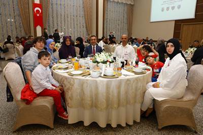 Millî Savunma Bakanı Hulusi Akar ve Beraberindeki TSK Komuta Kademesi Şehit Aileleri ve Gazilerle İftarda Bir Araya Geldi