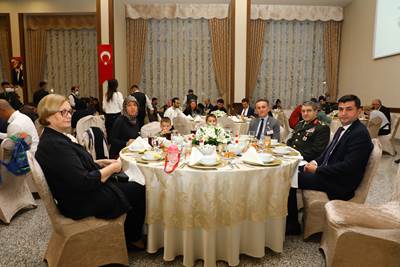 Millî Savunma Bakanı Hulusi Akar ve Beraberindeki TSK Komuta Kademesi Şehit Aileleri ve Gazilerle İftarda Bir Araya Geldi