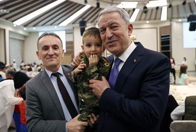 Millî Savunma Bakanı Hulusi Akar ve Beraberindeki TSK Komuta Kademesi Şehit Aileleri ve Gazilerle İftarda Bir Araya Geldi