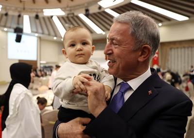 Millî Savunma Bakanı Hulusi Akar ve Beraberindeki TSK Komuta Kademesi Şehit Aileleri ve Gazilerle İftarda Bir Araya Geldi