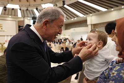 Millî Savunma Bakanı Hulusi Akar ve Beraberindeki TSK Komuta Kademesi Şehit Aileleri ve Gazilerle İftarda Bir Araya Geldi