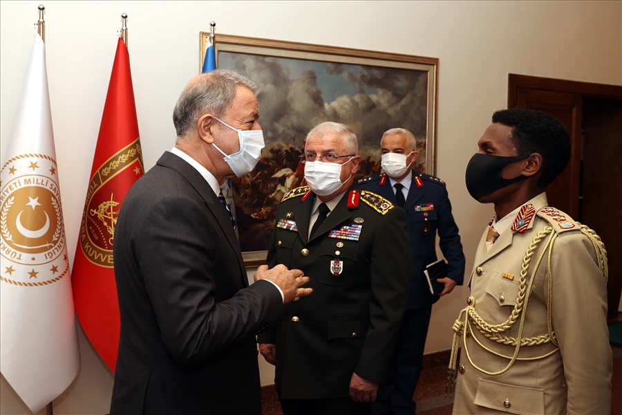 Millî Savunma Bakanı Hulusi Akar, Somali Genelkurmay Başkanı Tuğgeneral Odawa Yusuf Rage’yi Kabul Etti