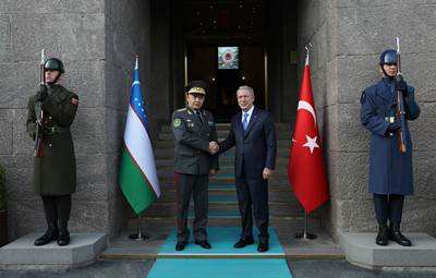 Millî Savunma Bakanı Hulusi Akar, Özbekistan Savunma Bakanı Korg. Bahadır Kurbanov ile Bir Araya Geldi