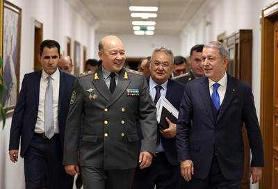 Millî Savunma Bakanı Hulusi Akar, Özbekistan Savunma Bakanı Korg. Bahadır Kurbanov ile Bir Araya Geldi