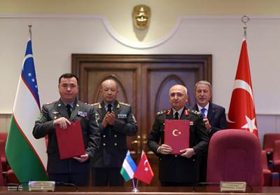 Millî Savunma Bakanı Hulusi Akar, Özbekistan Savunma Bakanı Korg. Bahadır Kurbanov ile Bir Araya Geldi