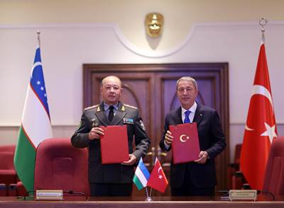 Millî Savunma Bakanı Hulusi Akar, Özbekistan Savunma Bakanı Korg. Bahadır Kurbanov ile Bir Araya Geldi