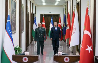 Millî Savunma Bakanı Hulusi Akar, Özbekistan Savunma Bakanı Korg. Bahadır Kurbanov ile Bir Araya Geldi
