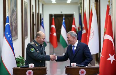 Millî Savunma Bakanı Hulusi Akar, Özbekistan Savunma Bakanı Korg. Bahadır Kurbanov ile Bir Araya Geldi