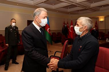 Millî Savunma Bakanı Hulusi Akar, “Topraklarını Kurtarma” Sözünü Tutan Azerbaycanlı Şehidimizin Değerli Ailesiyle Bir Araya Geldi