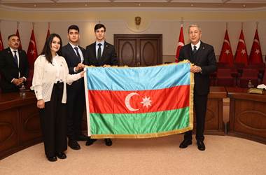 Millî Savunma Bakanı Hulusi Akar, “Topraklarını Kurtarma” Sözünü Tutan Azerbaycanlı Şehidimizin Değerli Ailesiyle Bir Araya Geldi