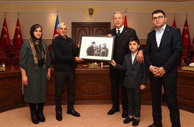 Millî Savunma Bakanı Hulusi Akar, “Topraklarını Kurtarma” Sözünü Tutan Azerbaycanlı Şehidimizin Değerli Ailesiyle Bir Araya Geldi