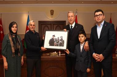 Millî Savunma Bakanı Hulusi Akar, “Topraklarını Kurtarma” Sözünü Tutan Azerbaycanlı Şehidimizin Değerli Ailesiyle Bir Araya Geldi