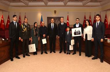 Millî Savunma Bakanı Hulusi Akar, “Topraklarını Kurtarma” Sözünü Tutan Azerbaycanlı Şehidimizin Değerli Ailesiyle Bir Araya Geldi