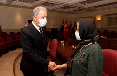 Millî Savunma Bakanı Hulusi Akar, “Topraklarını Kurtarma” Sözünü Tutan Azerbaycanlı Şehidimizin Değerli Ailesiyle Bir Araya Geldi