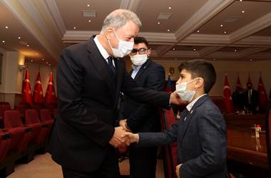 Millî Savunma Bakanı Hulusi Akar, “Topraklarını Kurtarma” Sözünü Tutan Azerbaycanlı Şehidimizin Değerli Ailesiyle Bir Araya Geldi