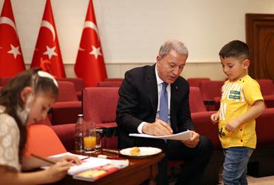 Millî Savunma Bakanı Hulusi Akar ve Beraberindeki TSK Komuta Kademesi, 23 Nisan Ulusal Egemenlik ve Çocuk Bayramı Dolayısıyla Şehit ve Gazi Çocuklarıyla Bir Araya Geldi