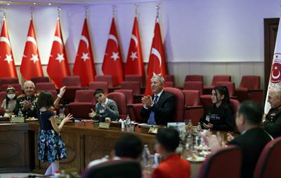 Millî Savunma Bakanı Hulusi Akar ve Beraberindeki TSK Komuta Kademesi, 23 Nisan Ulusal Egemenlik ve Çocuk Bayramı Dolayısıyla Şehit ve Gazi Çocuklarıyla Bir Araya Geldi