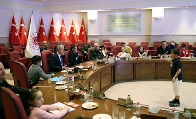 Millî Savunma Bakanı Hulusi Akar ve Beraberindeki TSK Komuta Kademesi, 23 Nisan Ulusal Egemenlik ve Çocuk Bayramı Dolayısıyla Şehit ve Gazi Çocuklarıyla Bir Araya Geldi