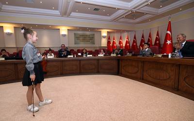 Millî Savunma Bakanı Hulusi Akar ve Beraberindeki TSK Komuta Kademesi, 23 Nisan Ulusal Egemenlik ve Çocuk Bayramı Dolayısıyla Şehit ve Gazi Çocuklarıyla Bir Araya Geldi