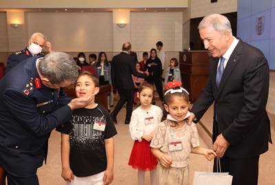 Millî Savunma Bakanı Hulusi Akar ve Beraberindeki TSK Komuta Kademesi, 23 Nisan Ulusal Egemenlik ve Çocuk Bayramı Dolayısıyla Şehit ve Gazi Çocuklarıyla Bir Araya Geldi