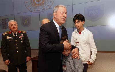 Millî Savunma Bakanı Hulusi Akar ve Beraberindeki TSK Komuta Kademesi, 23 Nisan Ulusal Egemenlik ve Çocuk Bayramı Dolayısıyla Şehit ve Gazi Çocuklarıyla Bir Araya Geldi