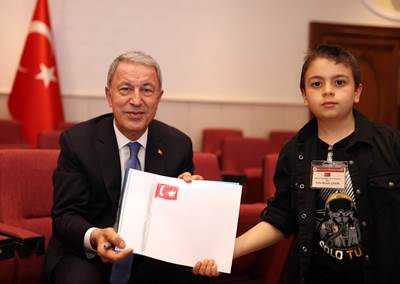 Millî Savunma Bakanı Hulusi Akar ve Beraberindeki TSK Komuta Kademesi, 23 Nisan Ulusal Egemenlik ve Çocuk Bayramı Dolayısıyla Şehit ve Gazi Çocuklarıyla Bir Araya Geldi