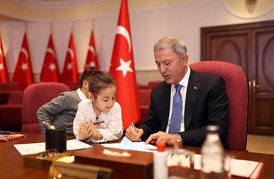 Millî Savunma Bakanı Hulusi Akar ve Beraberindeki TSK Komuta Kademesi, 23 Nisan Ulusal Egemenlik ve Çocuk Bayramı Dolayısıyla Şehit ve Gazi Çocuklarıyla Bir Araya Geldi