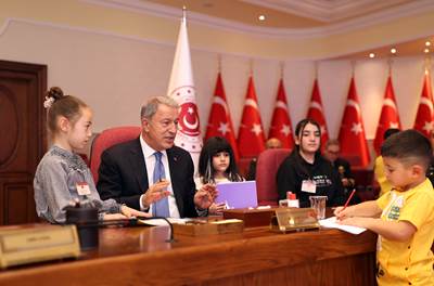 Millî Savunma Bakanı Hulusi Akar ve Beraberindeki TSK Komuta Kademesi, 23 Nisan Ulusal Egemenlik ve Çocuk Bayramı Dolayısıyla Şehit ve Gazi Çocuklarıyla Bir Araya Geldi