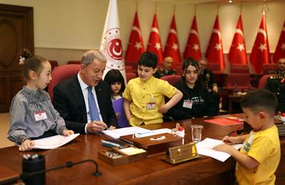 Millî Savunma Bakanı Hulusi Akar ve Beraberindeki TSK Komuta Kademesi, 23 Nisan Ulusal Egemenlik ve Çocuk Bayramı Dolayısıyla Şehit ve Gazi Çocuklarıyla Bir Araya Geldi