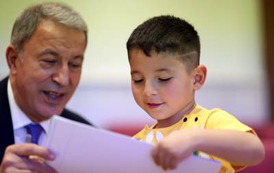 Millî Savunma Bakanı Hulusi Akar ve Beraberindeki TSK Komuta Kademesi, 23 Nisan Ulusal Egemenlik ve Çocuk Bayramı Dolayısıyla Şehit ve Gazi Çocuklarıyla Bir Araya Geldi