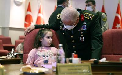 Millî Savunma Bakanı Hulusi Akar ve Beraberindeki TSK Komuta Kademesi, 23 Nisan Ulusal Egemenlik ve Çocuk Bayramı Dolayısıyla Şehit ve Gazi Çocuklarıyla Bir Araya Geldi