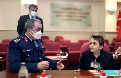 Millî Savunma Bakanı Hulusi Akar ve Beraberindeki TSK Komuta Kademesi, 23 Nisan Ulusal Egemenlik ve Çocuk Bayramı Dolayısıyla Şehit ve Gazi Çocuklarıyla Bir Araya Geldi
