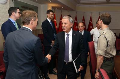 Millî Savunma Bakanı Hulusi Akar, İngiltere Savunma Bakanı Ben Wallace ile Bir Araya Geldi
