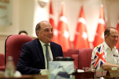 Millî Savunma Bakanı Hulusi Akar, İngiltere Savunma Bakanı Ben Wallace ile Bir Araya Geldi