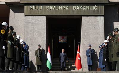 Millî Savunma Bakanı Hulusi Akar ve Macaristan Savunma Bakanı Kristóf Szalay-Bobrovniczky Bir Araya Geldi