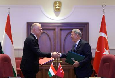 Millî Savunma Bakanı Hulusi Akar ve Macaristan Savunma Bakanı Kristóf Szalay-Bobrovniczky Bir Araya Geldi