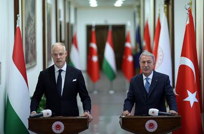 Millî Savunma Bakanı Hulusi Akar ve Macaristan Savunma Bakanı Kristóf Szalay-Bobrovniczky Bir Araya Geldi