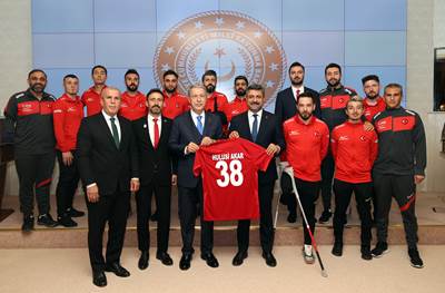 Millî Savunma Bakanı Hulusi Akar, Dünya Şampiyonu Olan Ampute A Millî Futbol Takımımız ile Bir Araya Geldi