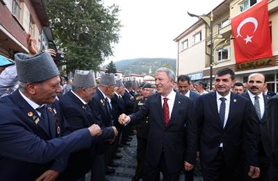 Millî Savunma Bakanı Hulusi Akar, Beraberinde TSK Komuta Kademesi ile Akşehir’deki “Onur Günü” Etkinliklerine Katıldı 