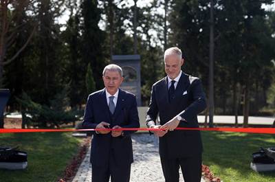 Millî Savunma Bakanı Hulusi Akar ve Macaristan Savunma Bakanı Kristof Szalay-Bobrovniczky, Macaristan Gelibolu Anıtı'nın Açılışını Gerçekleştirdi