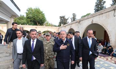 Millî Savunma Bakanı Hulusi Akar ve Beraberindeki TSK Komuta Kademesi Şanlıurfa’da Bayram Namazı Kıldı, Vatandaşlarla Bayramlaştı