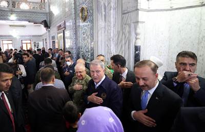Millî Savunma Bakanı Hulusi Akar ve Beraberindeki TSK Komuta Kademesi Şanlıurfa’da Bayram Namazı Kıldı, Vatandaşlarla Bayramlaştı