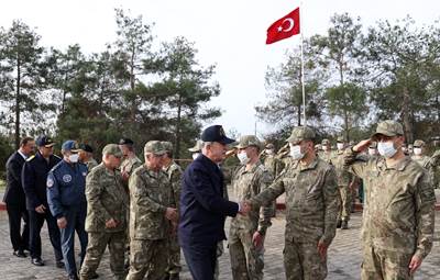 Millî Savunma Bakanı Hulusi Akar ve Beraberindeki TSK Komuta Kademesi Şanlıurfa’da Bayram Namazı Kıldı, Vatandaşlarla Bayramlaştı