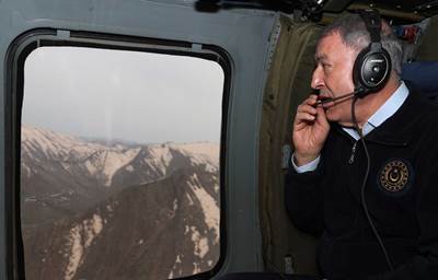  Millî Savunma Bakanı Hulusi Akar ve Komutanlar, Zap’a 10 Km Mesafedeki Taktik Komuta Yeri’nden Pençe-Kilit Operasyonu’nu Takip Etti