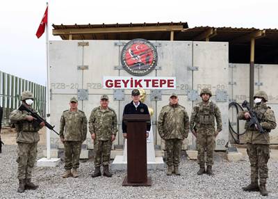  Millî Savunma Bakanı Hulusi Akar ve Komutanlar, Zap’a 10 Km Mesafedeki Taktik Komuta Yeri’nden Pençe-Kilit Operasyonu’nu Takip Etti