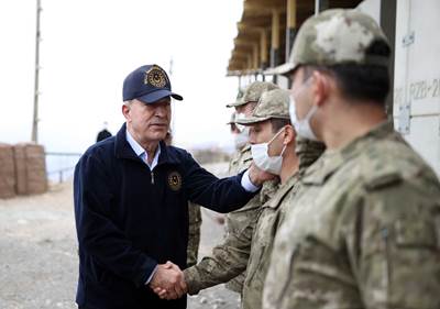  Millî Savunma Bakanı Hulusi Akar ve Komutanlar, Zap’a 10 Km Mesafedeki Taktik Komuta Yeri’nden Pençe-Kilit Operasyonu’nu Takip Etti