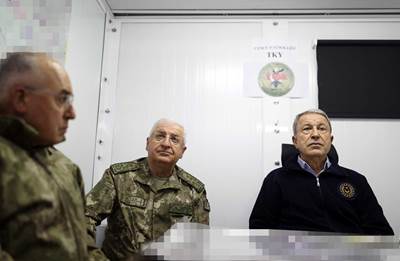  Millî Savunma Bakanı Hulusi Akar ve Komutanlar, Zap’a 10 Km Mesafedeki Taktik Komuta Yeri’nden Pençe-Kilit Operasyonu’nu Takip Etti