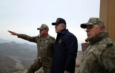  Millî Savunma Bakanı Hulusi Akar ve Komutanlar, Zap’a 10 Km Mesafedeki Taktik Komuta Yeri’nden Pençe-Kilit Operasyonu’nu Takip Etti