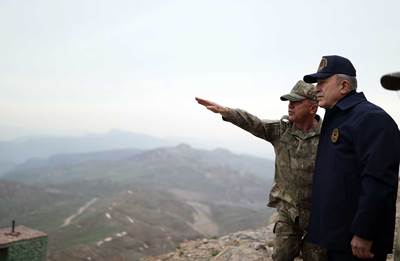  Millî Savunma Bakanı Hulusi Akar ve Komutanlar, Zap’a 10 Km Mesafedeki Taktik Komuta Yeri’nden Pençe-Kilit Operasyonu’nu Takip Etti